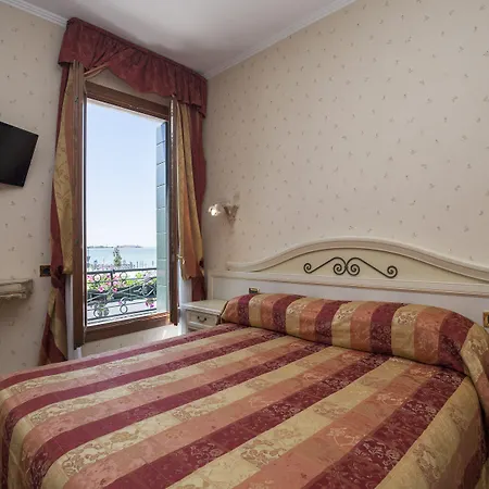 Ξενοδοχείο Riviera 3*